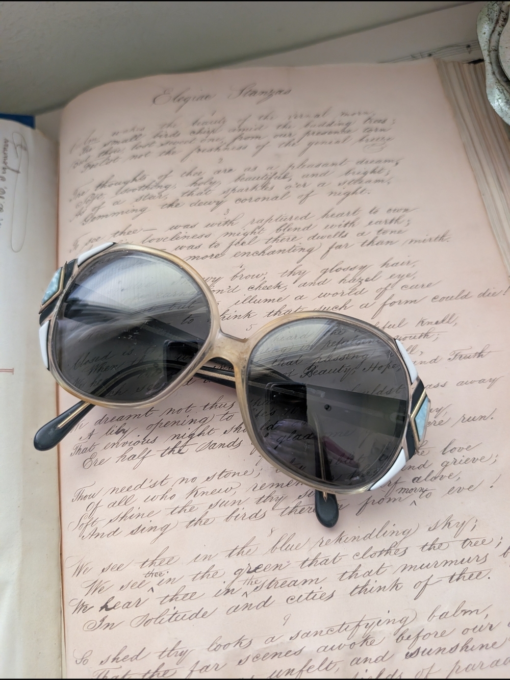 Round Vintage 70s Women's Sunglasses in Gray